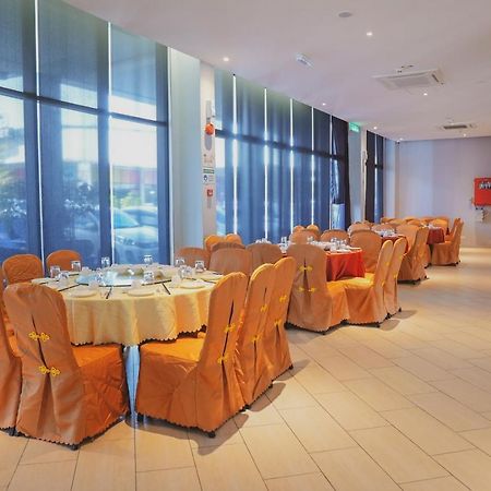 Roxy Hotel Serian Exterior foto