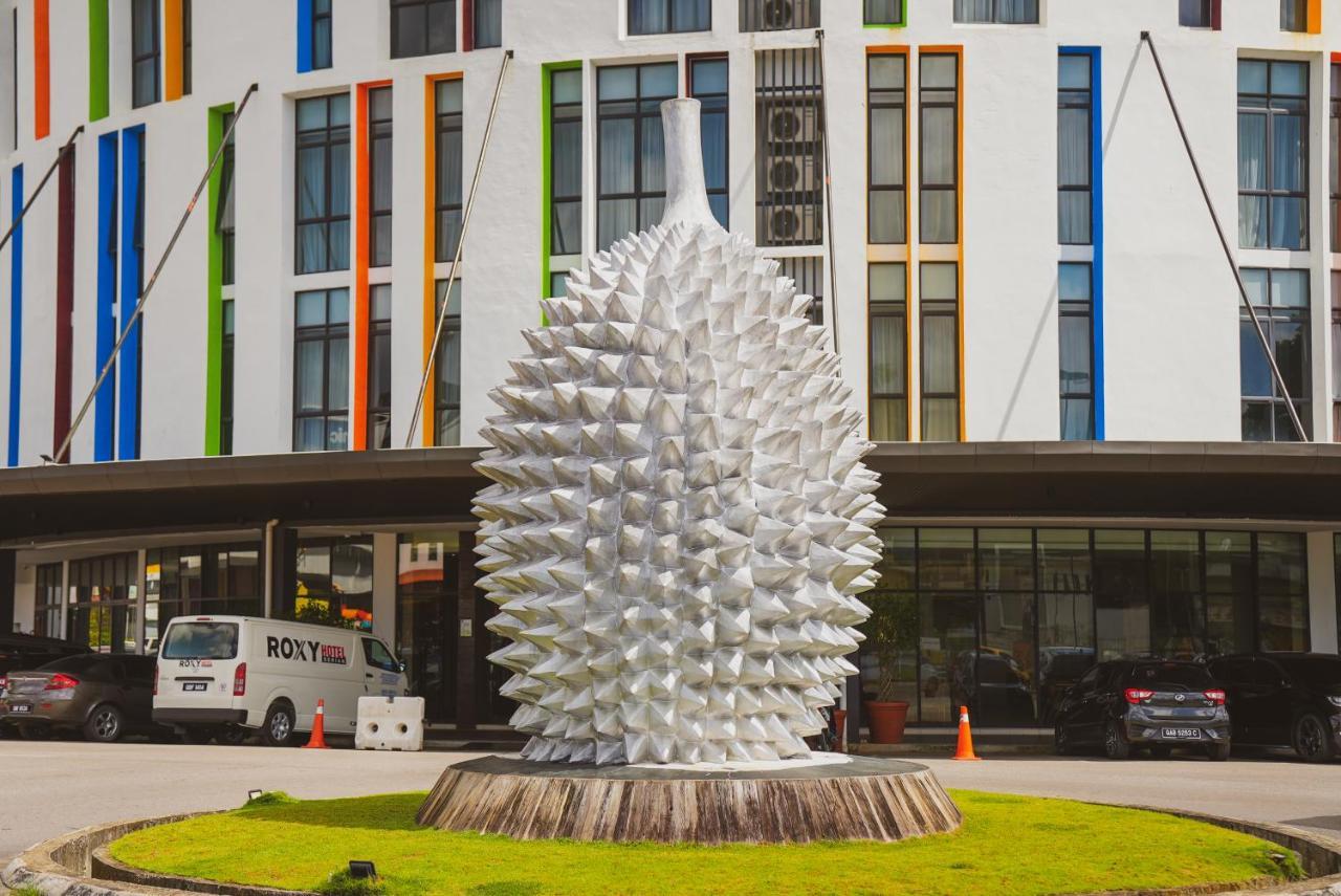 Roxy Hotel Serian Exterior foto