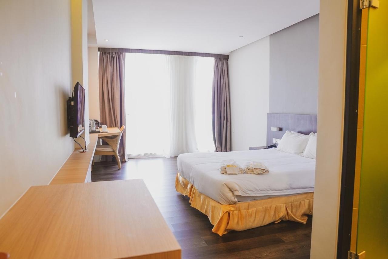 Roxy Hotel Serian Exterior foto