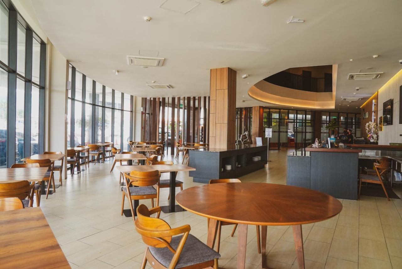 Roxy Hotel Serian Exterior foto