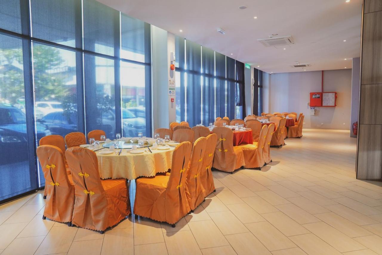 Roxy Hotel Serian Exterior foto
