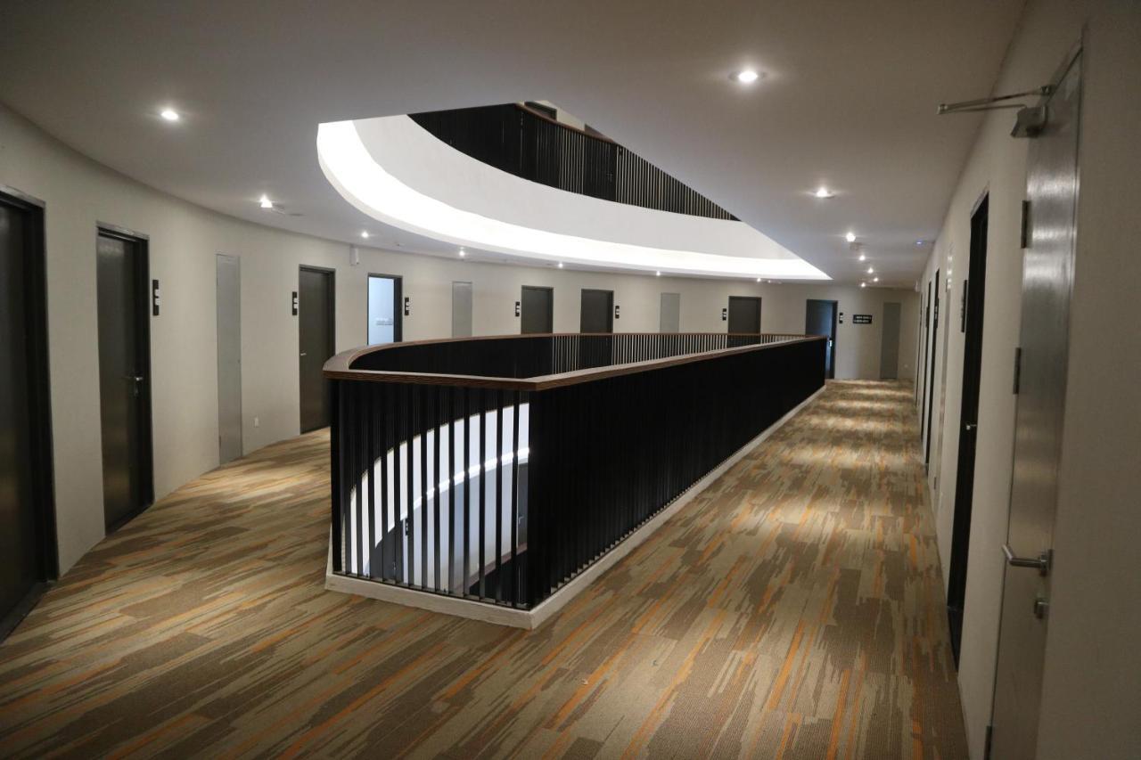 Roxy Hotel Serian Exterior foto